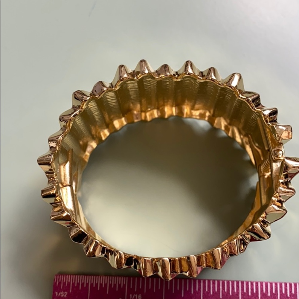 Gold hinged cuff - Picture 3 of 4